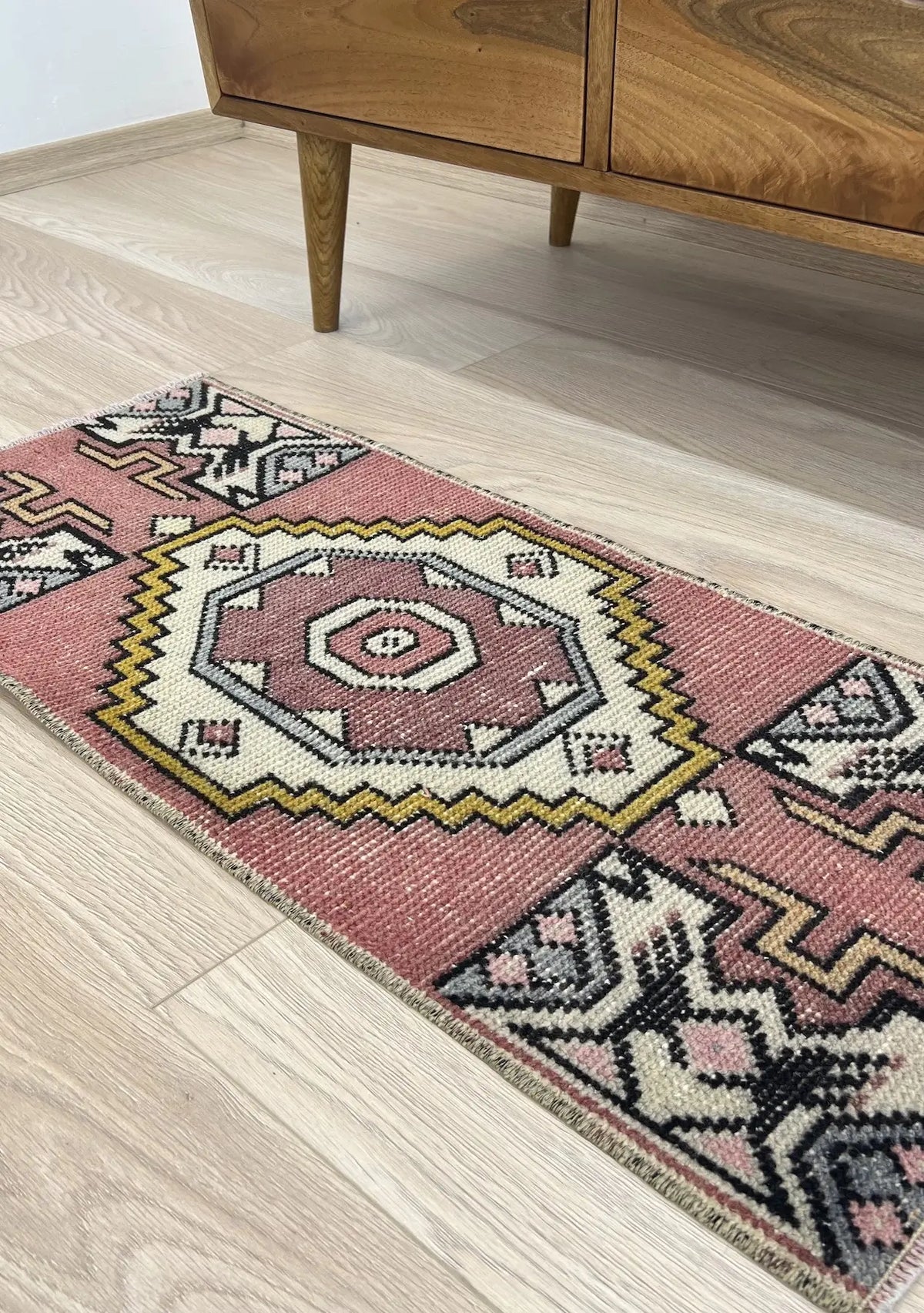 Elanor - Vintage Mini Pink Area Rug - kudenrugs
