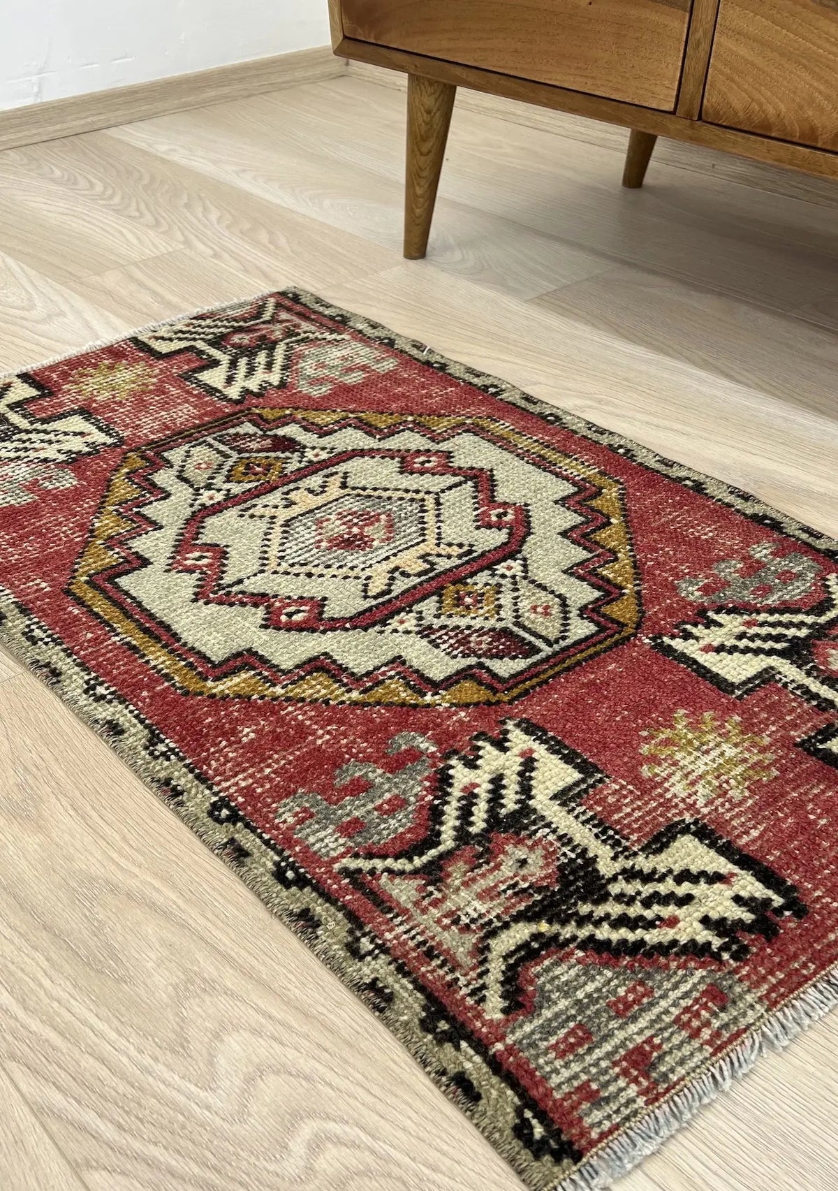 Eleanora - Vintage Mini Red Area Rug - kudenrugs