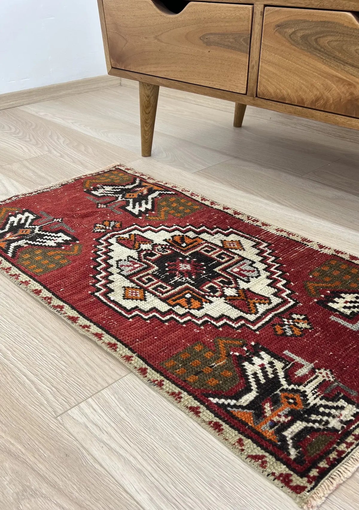 Eleora - Vintage Mini Red Area Rug - kudenrugs