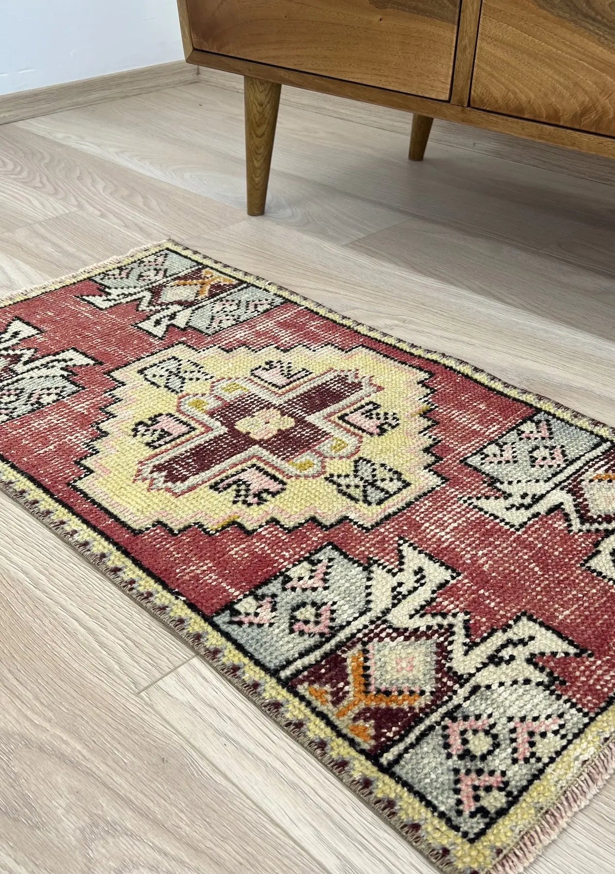 Elfreda - Vintage Mini Pink Area Rug - kudenrugs