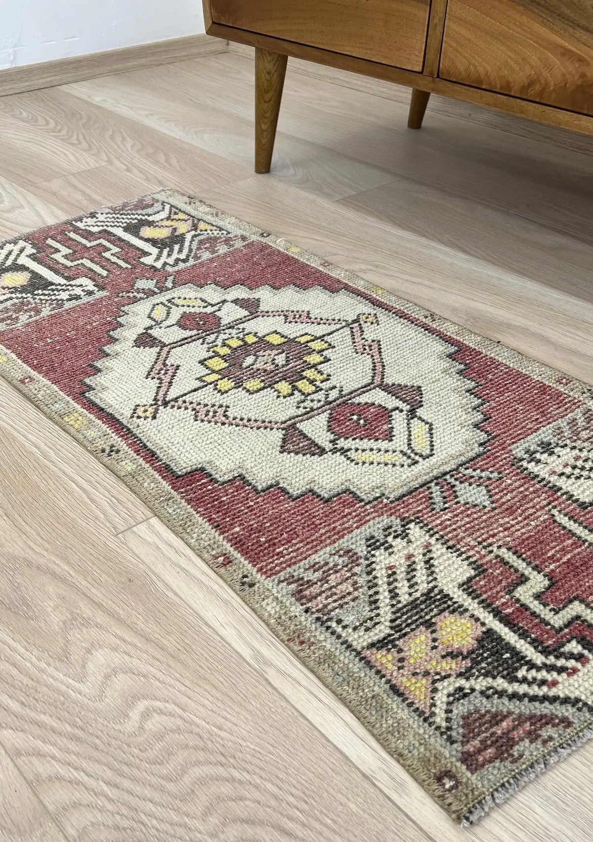 Ellise - Vintage Mini Pink Area Rug - kudenrugs