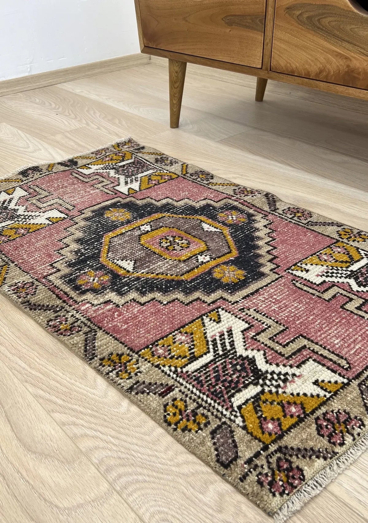 Ellyn - Vintage Mini Pink Area Rug - kudenrugs