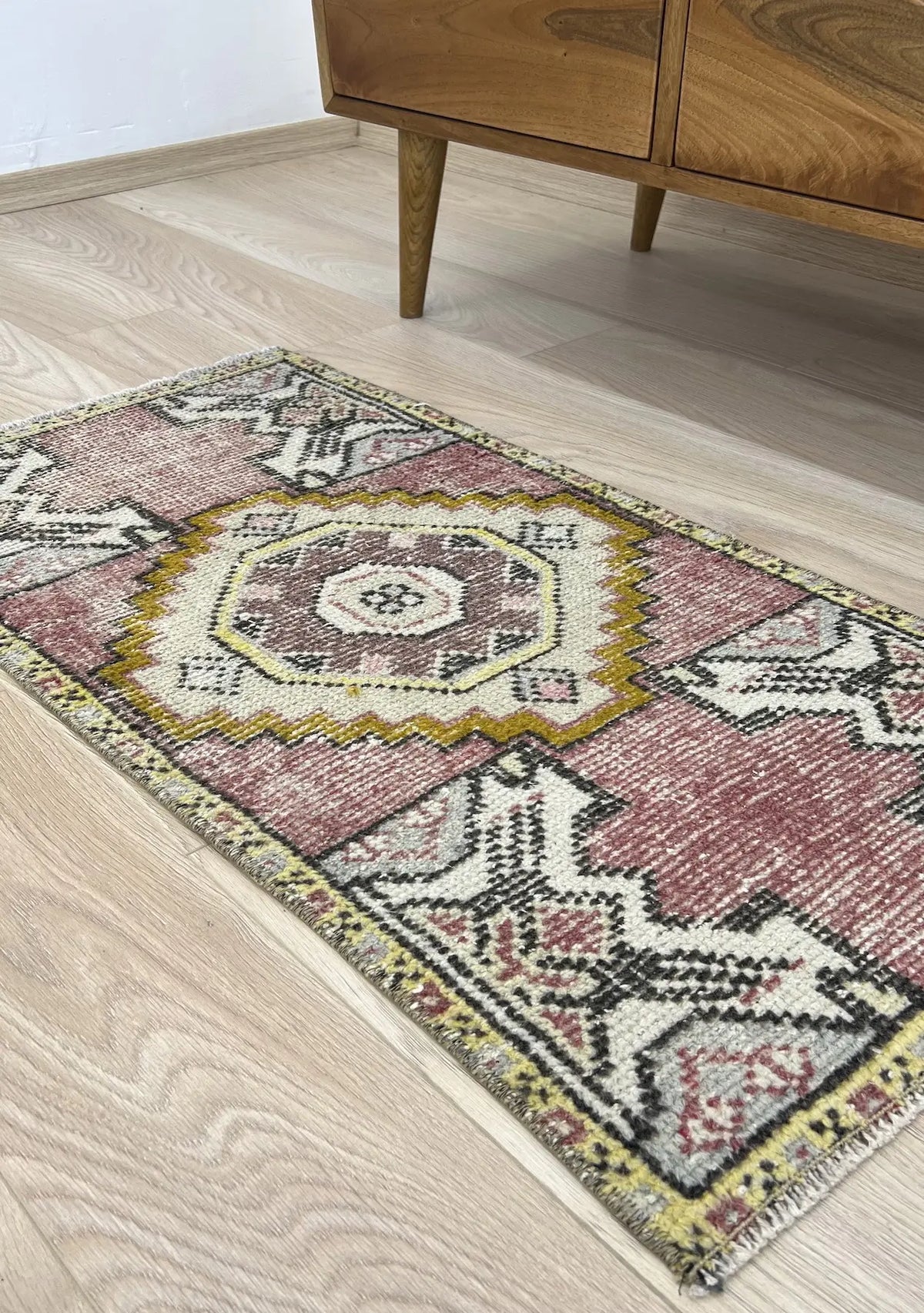 Elyssa - Vintage Mini Pink Area Rug - kudenrugs