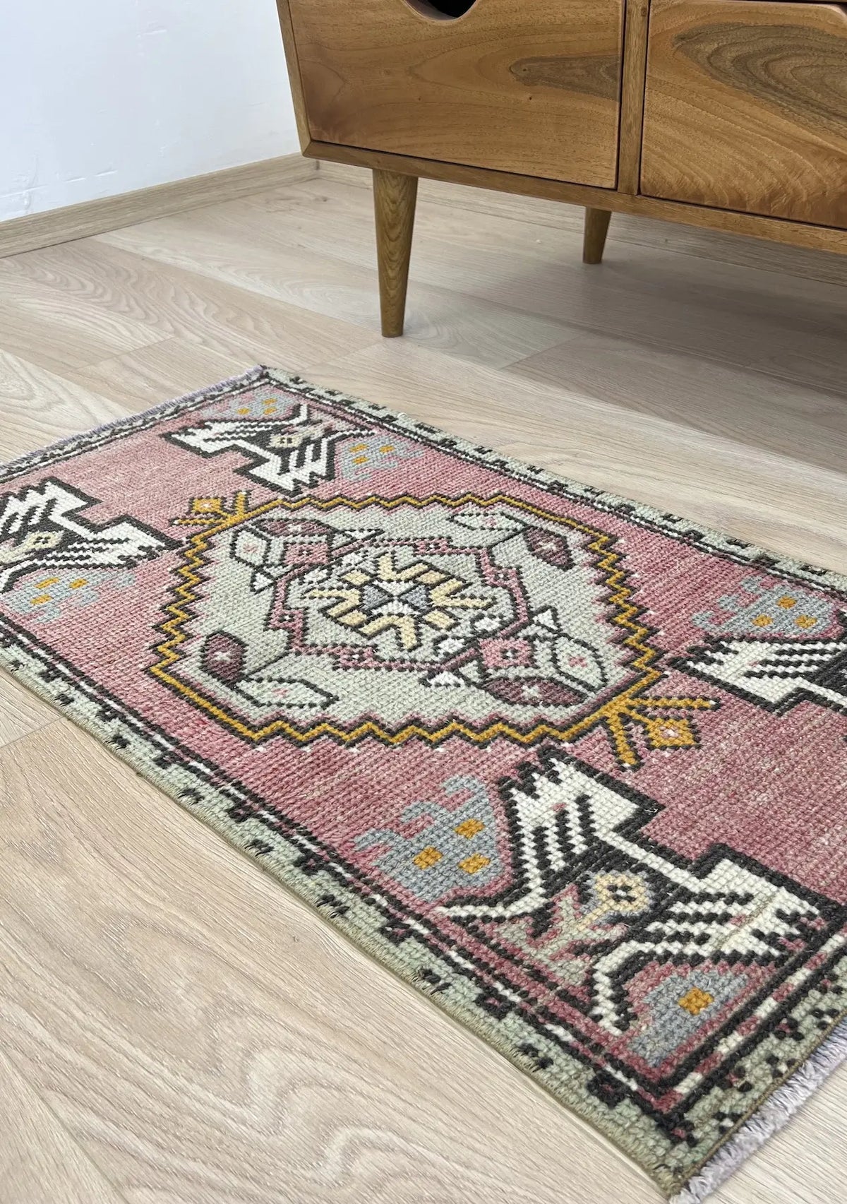 Emelyn - Vintage Mini Pink Area Rug - kudenrugs