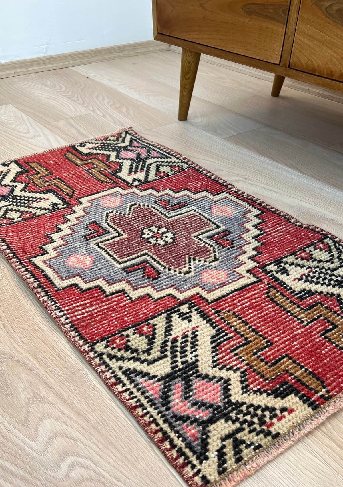Emilie - Vintage Mini Red Area Rug - kudenrugs