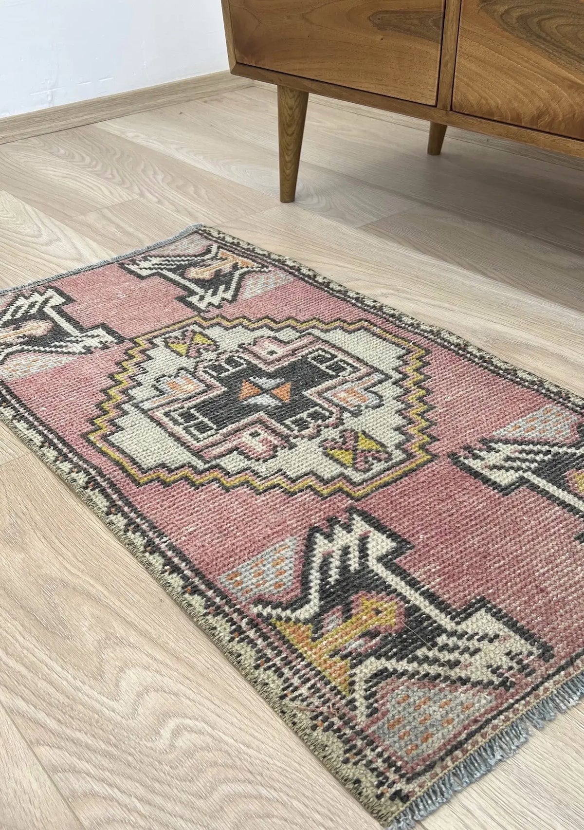 Emmilyna - Vintage Mini Pink Area Rug - kudenrugs