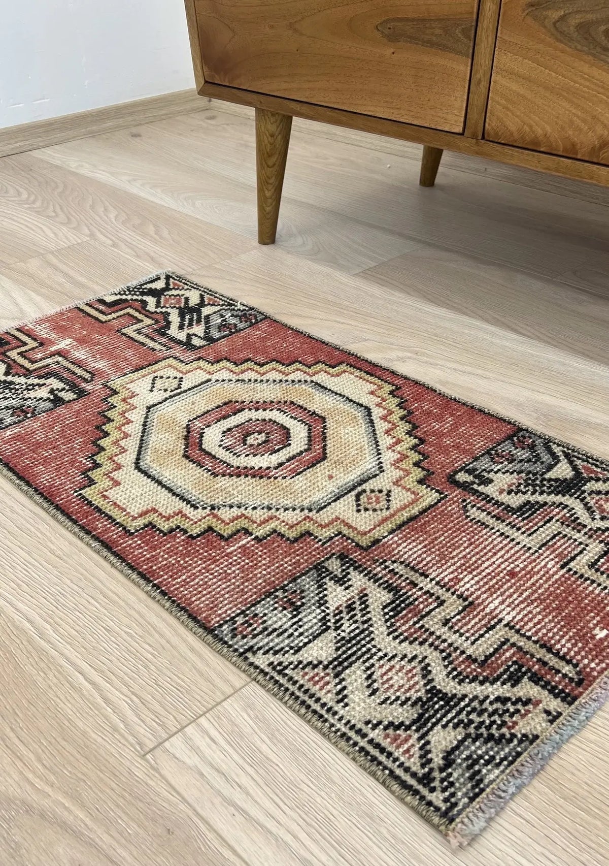 Emmot - Vintage Mini Red Area Rug - kudenrugs