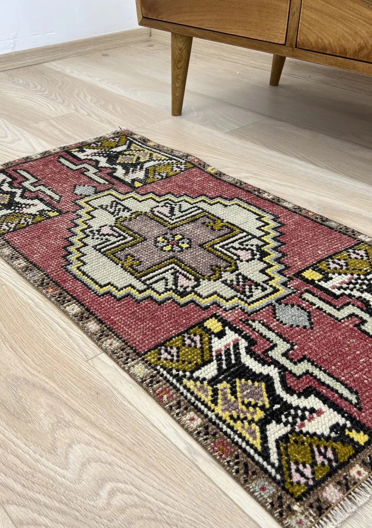 Emogene - Vintage Mini Pink Area Rug - kudenrugs