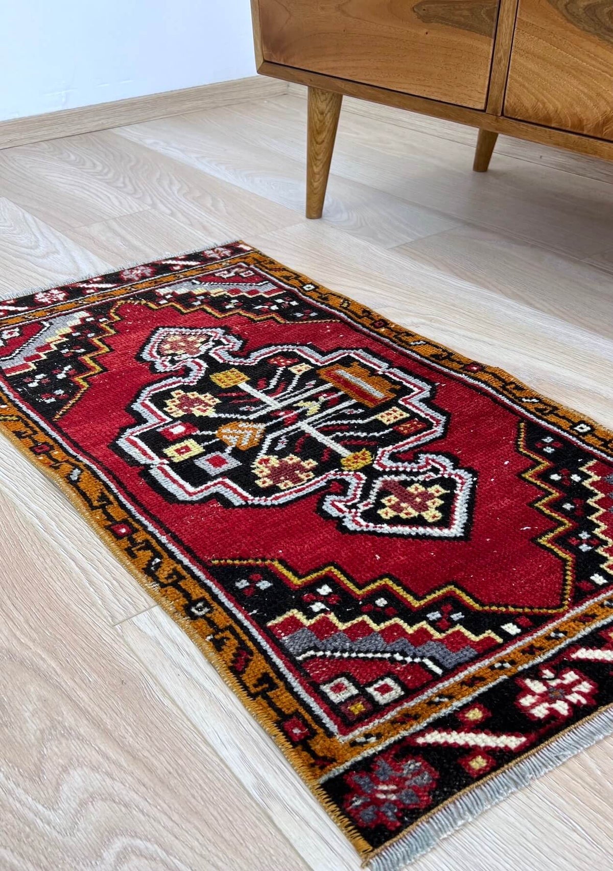 Enid - Vintage Mini Red Area Rug - kudenrugs
