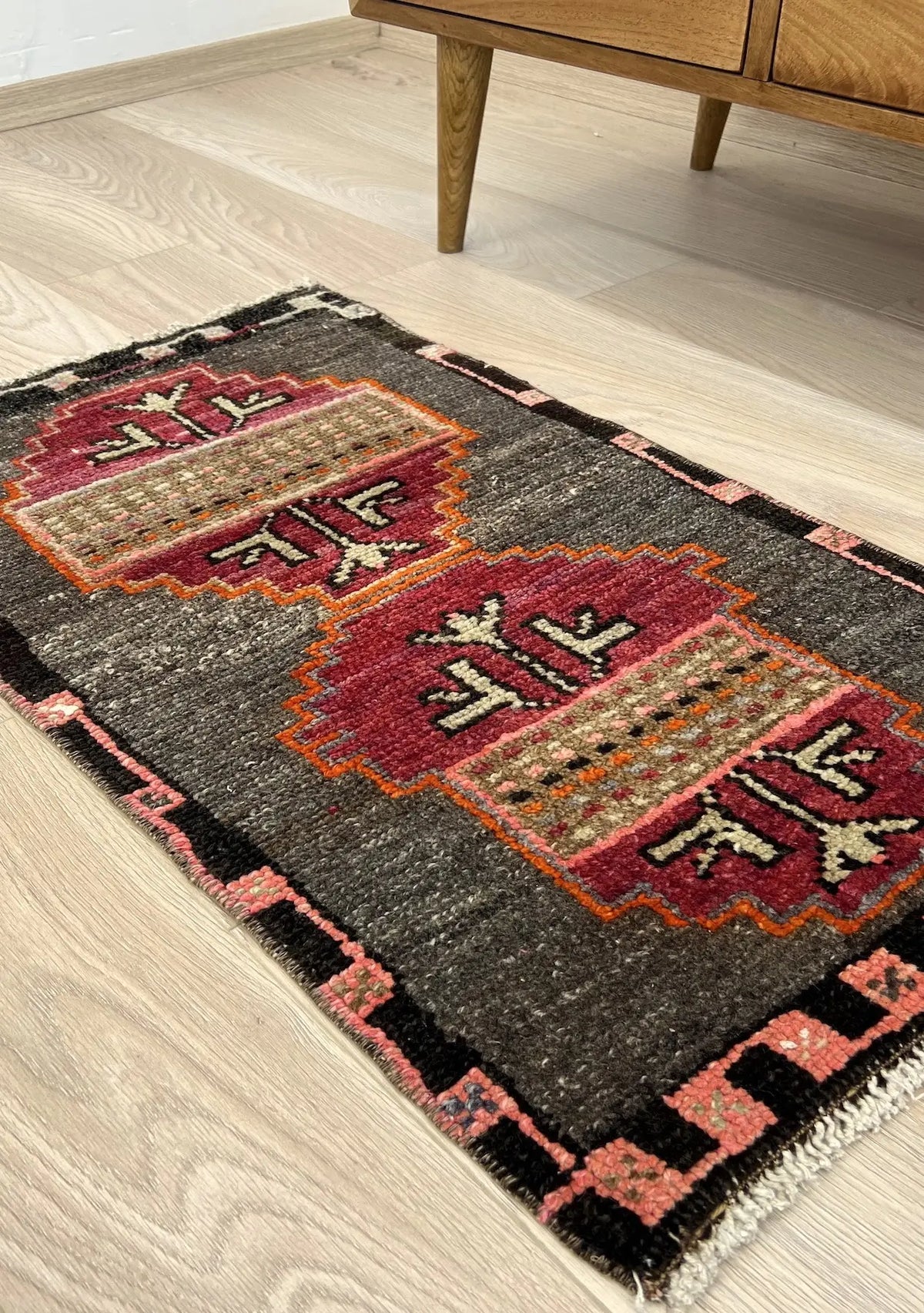 Enjelliquah - Vintage Mini Gray Area Rug - kudenrugs