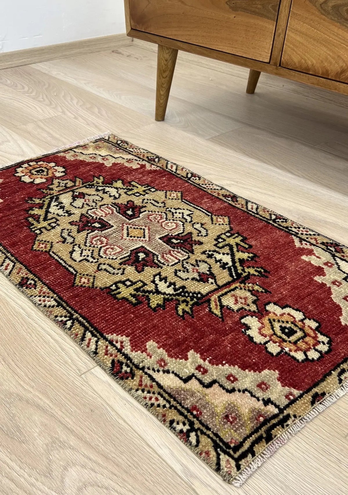 Ertha - Vintage Mini Red Area Rug - kudenrugs