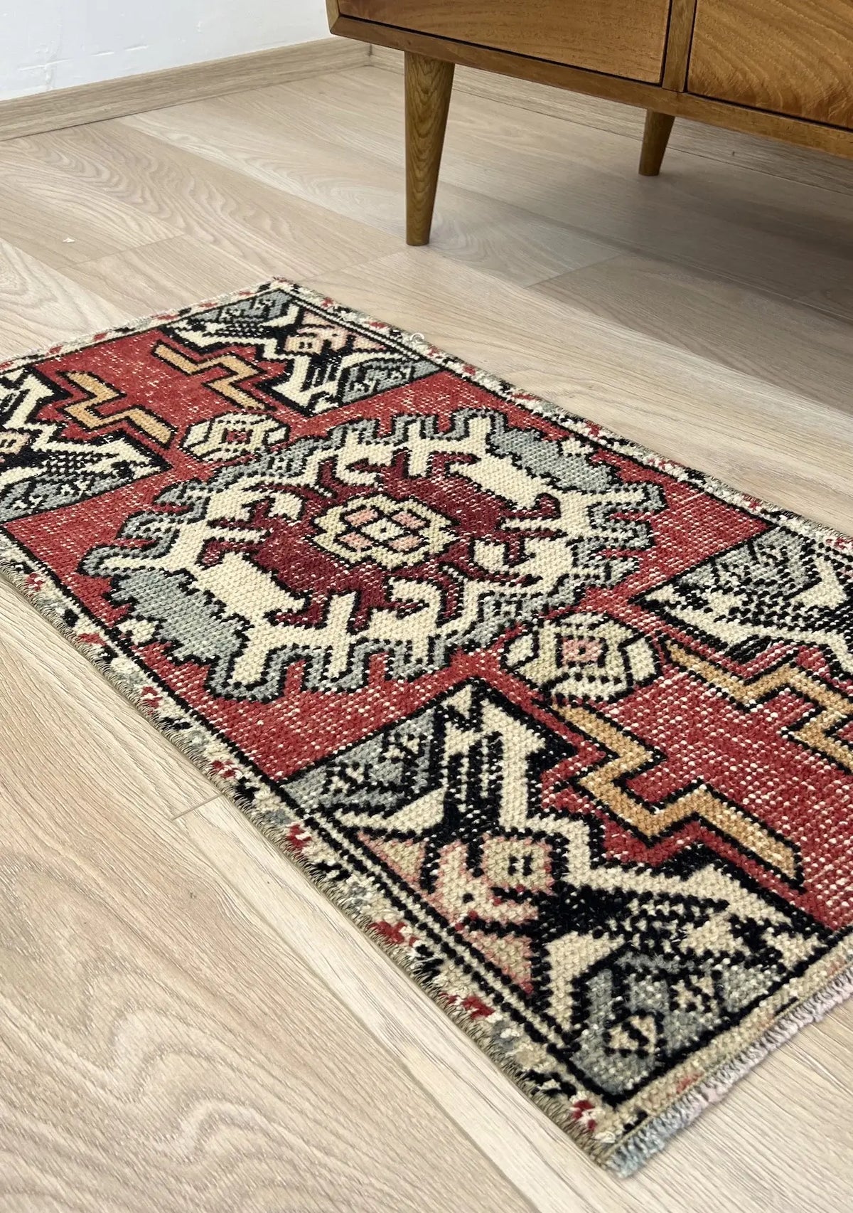 Erynn - Vintage Mini Red Area Rug - kudenrugs