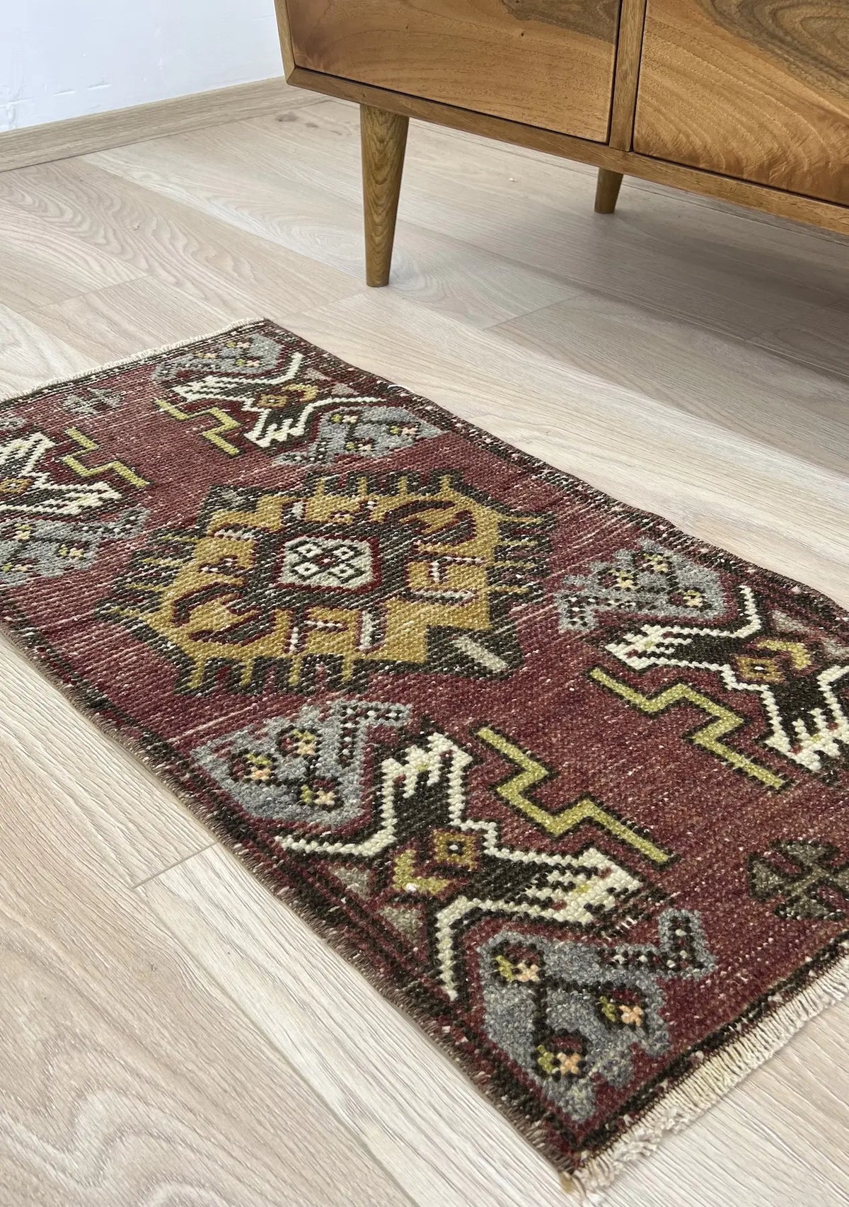 Esmie - Vintage Mini Red Area Rug - kudenrugs