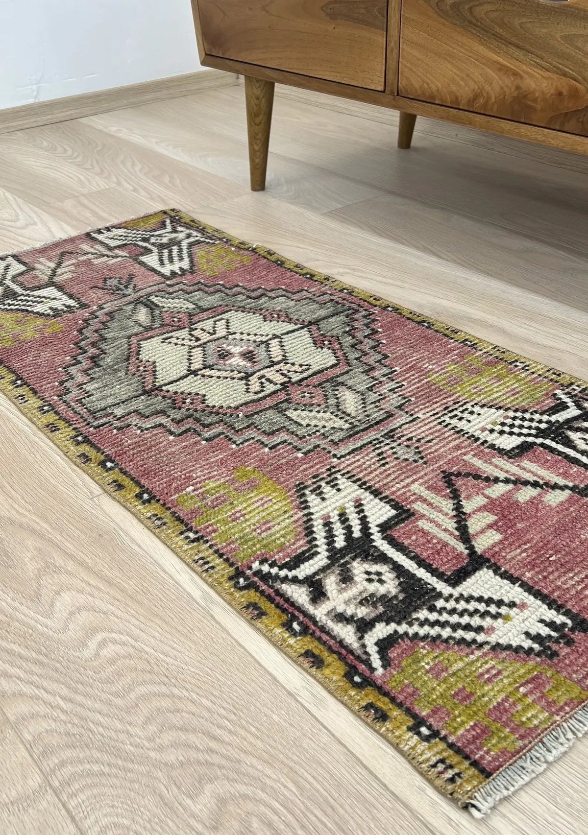 Eunise - Vintage Mini Pink Area Rug - kudenrugs