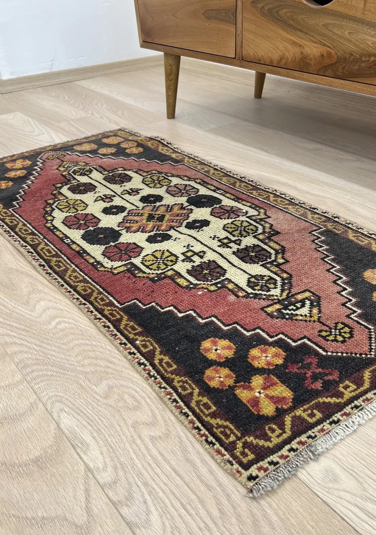 Euphie - Vintage Mini Pink Area Rug - kudenrugs