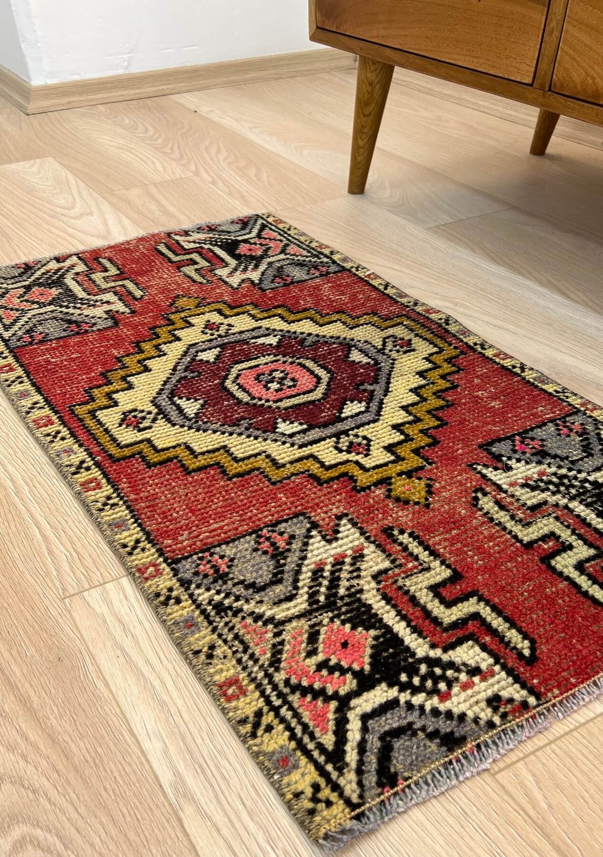 Eve - Vintage Mini Red Area Rug - kudenrugs