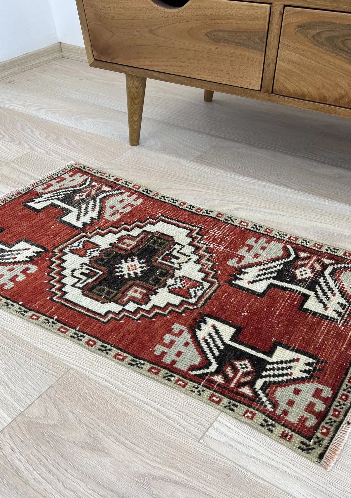 Geanna - Vintage Mini Red Area Rug - kudenrugs