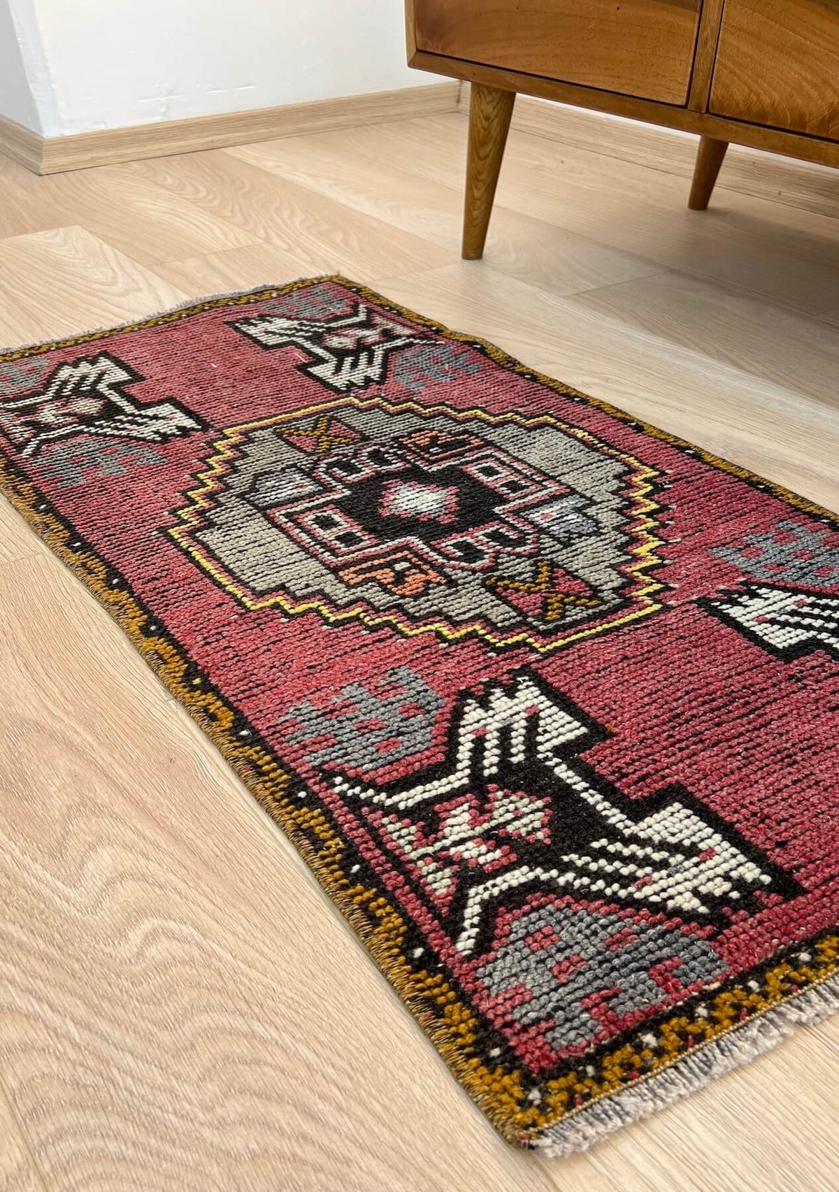 Giavanna - Vintage Mini Pink Area Rug - kudenrugs