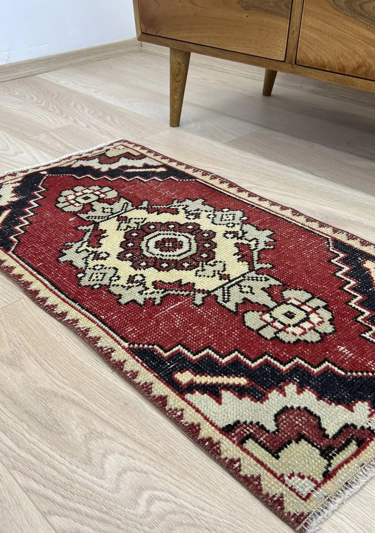 Gigi - Vintage Mini Red Area Rug - kudenrugs
