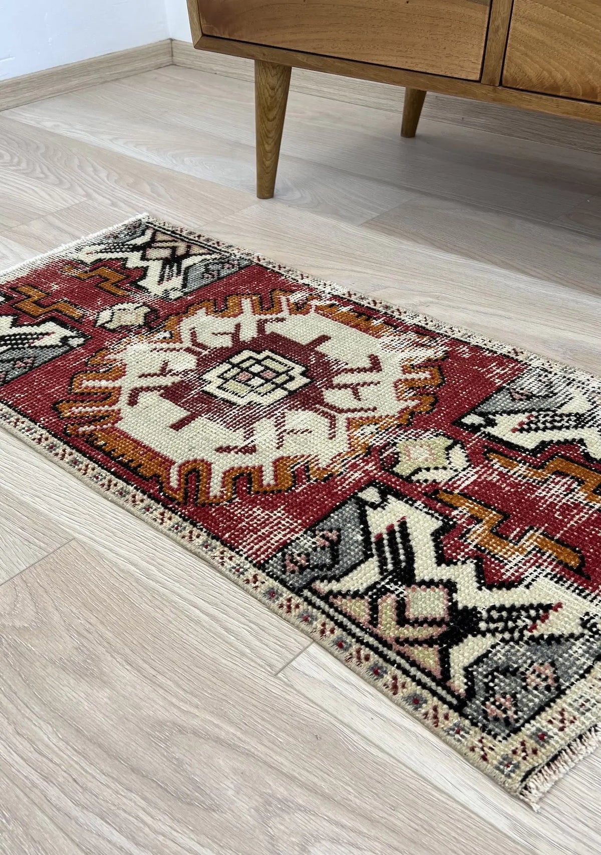 Hristina - Vintage Mini Red Area Rug - kudenrugs