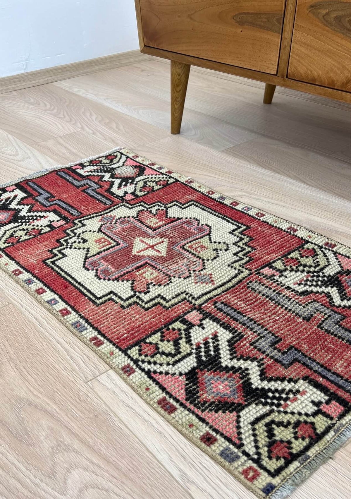 Ivanna - Vintage Mini Red Area Rug - kudenrugs