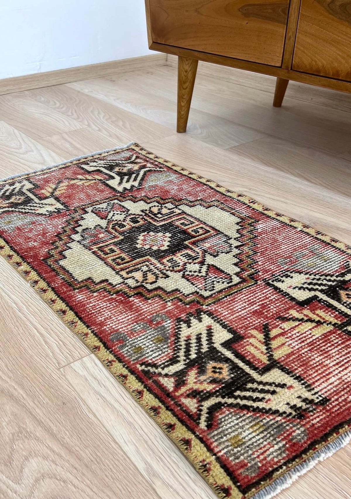 Jaime - Vintage Mini Red Area Rug - kudenrugs