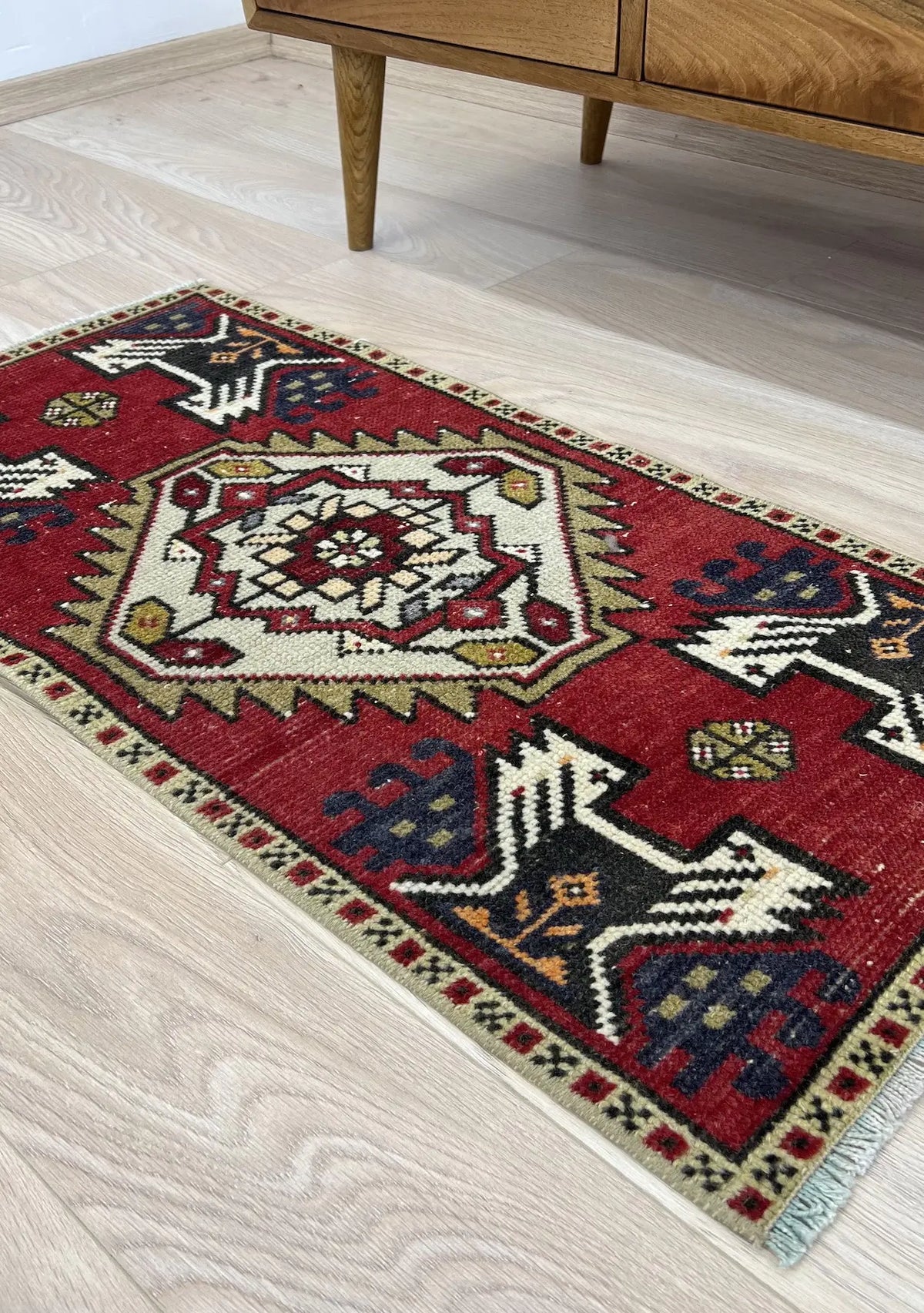 Jigisa - Vintage Mini Red Area Rug - kudenrugs