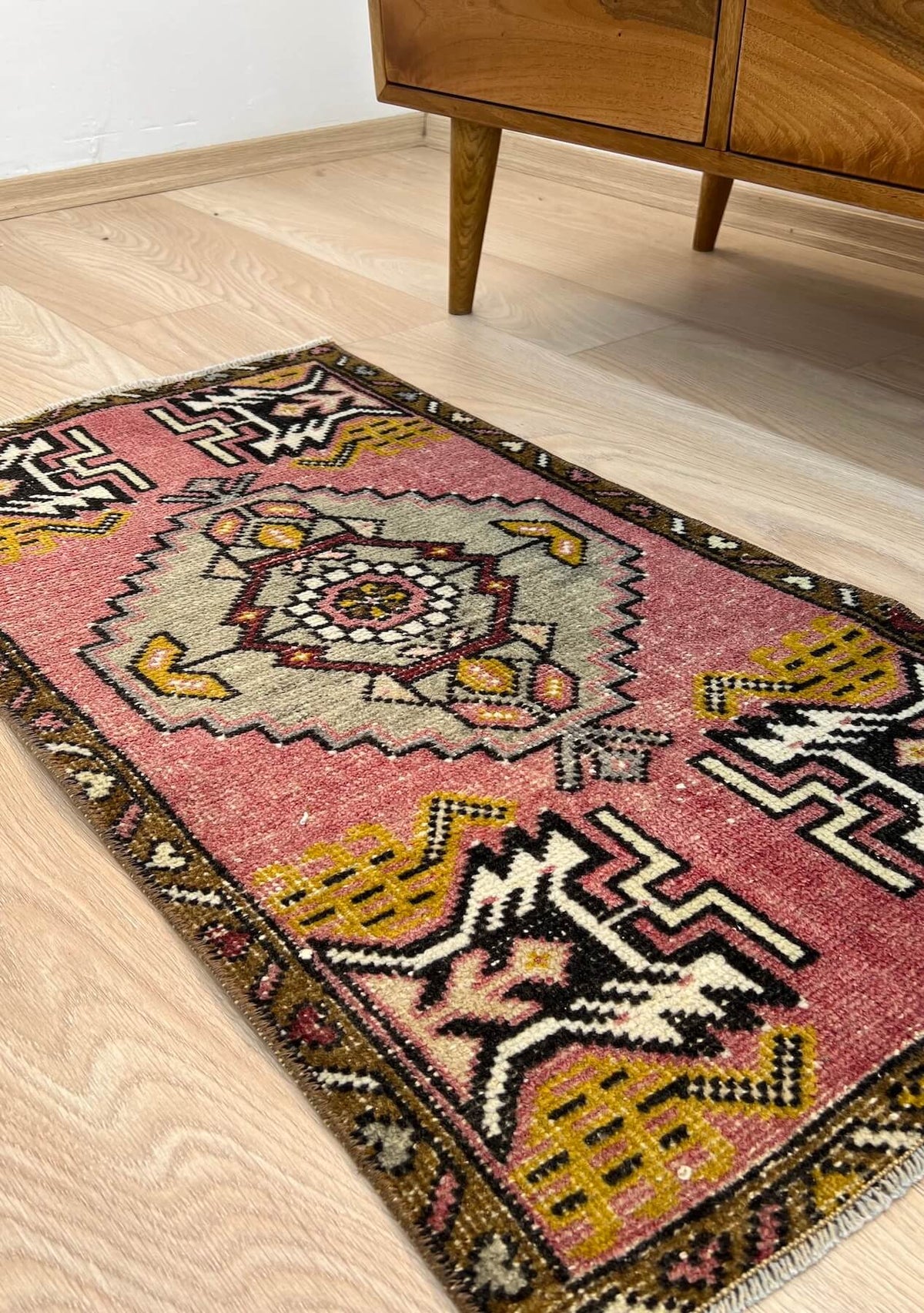 Jodhi - Vintage Mini Pink Area Rug - kudenrugs