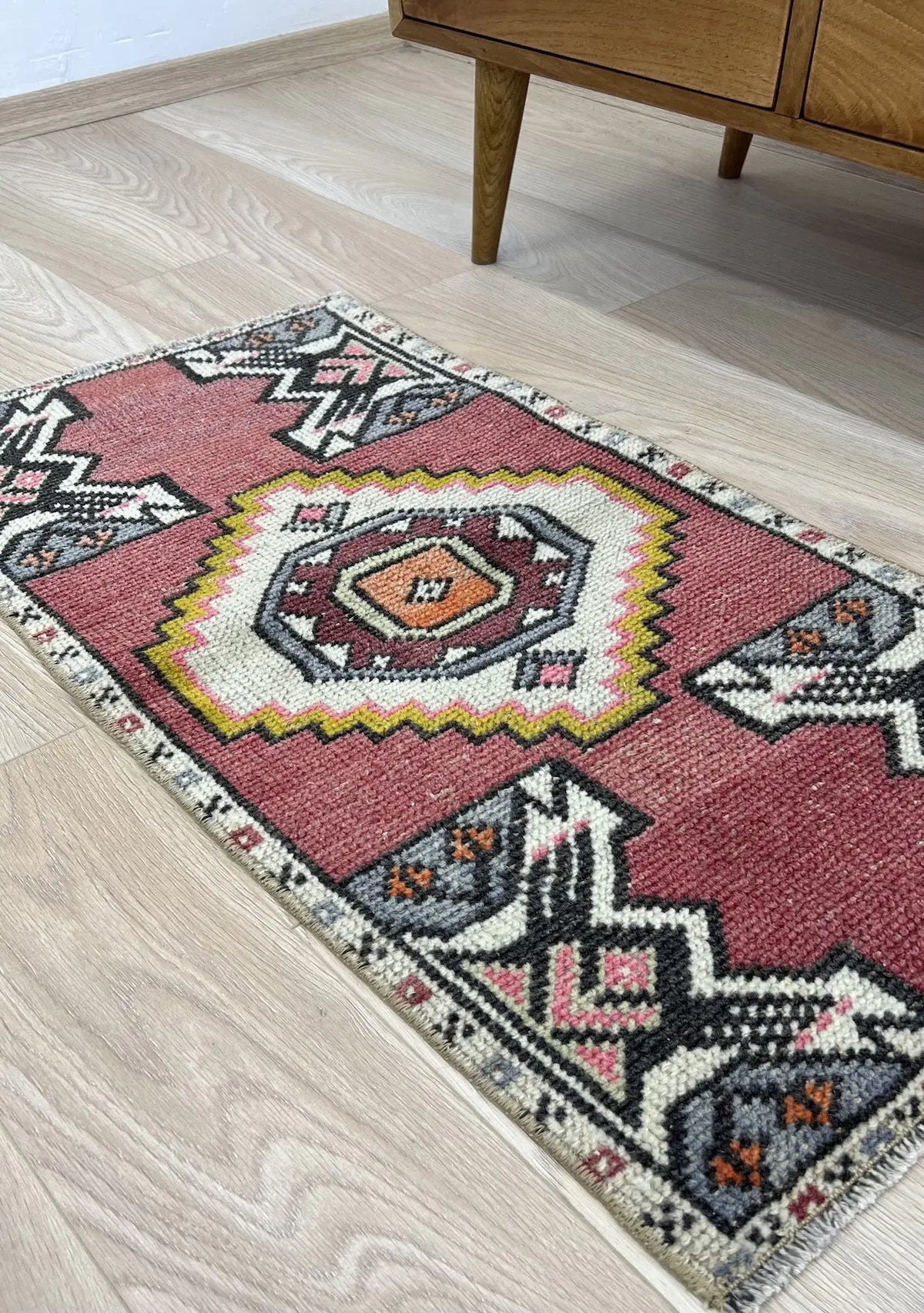 Jolana - Vintage Mini Pink Area Rug - kudenrugs