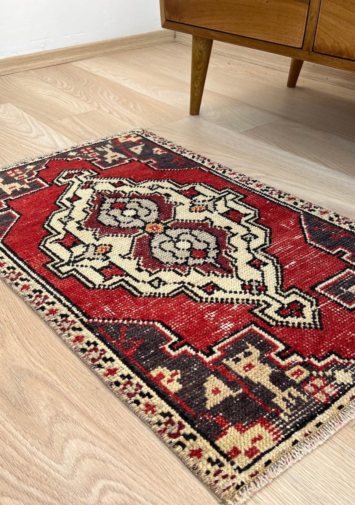 Josephine - Vintage Mini Red Area Rug - kudenrugs