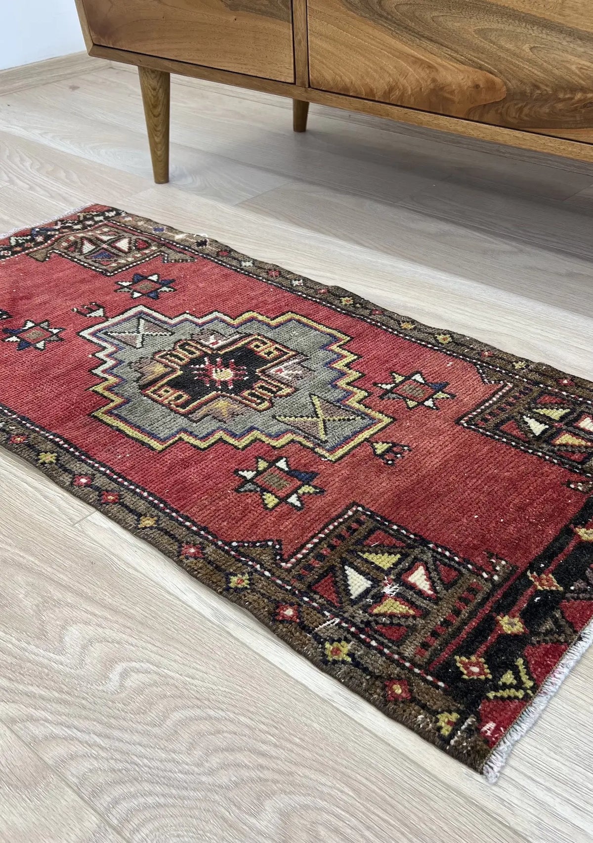 Katleho - Vintage Mini Red Area Rug - kudenrugs