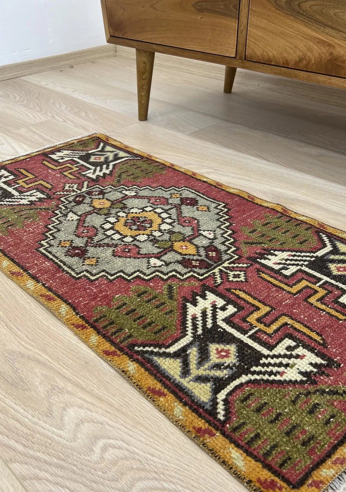 Laicee - Vintage Mini Pink Area Rug - kudenrugs