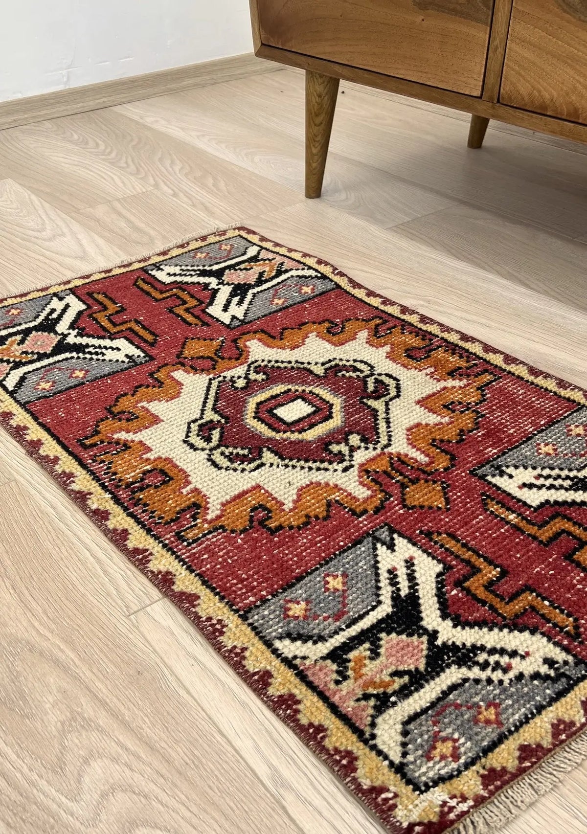 Lamees - Vintage Mini Red Area Rug - kudenrugs