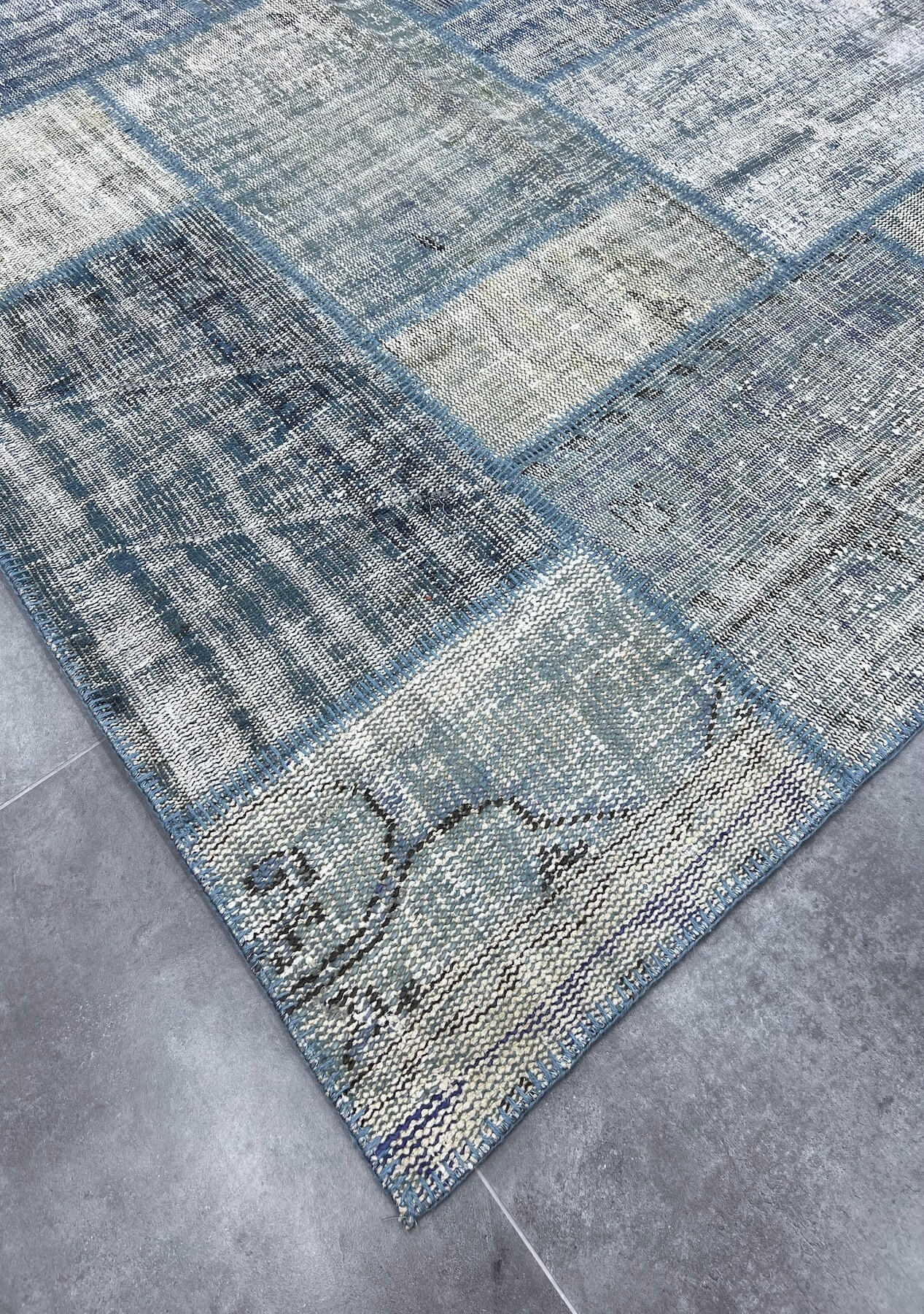 Livia - Vintage Blue Patchwork Rug - kudenrugs