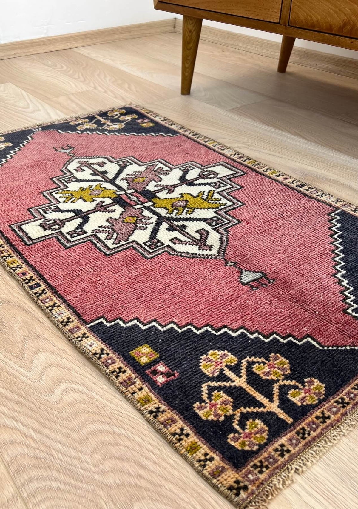 Loretta - Vintage Mini Pink Area Rug - kudenrugs