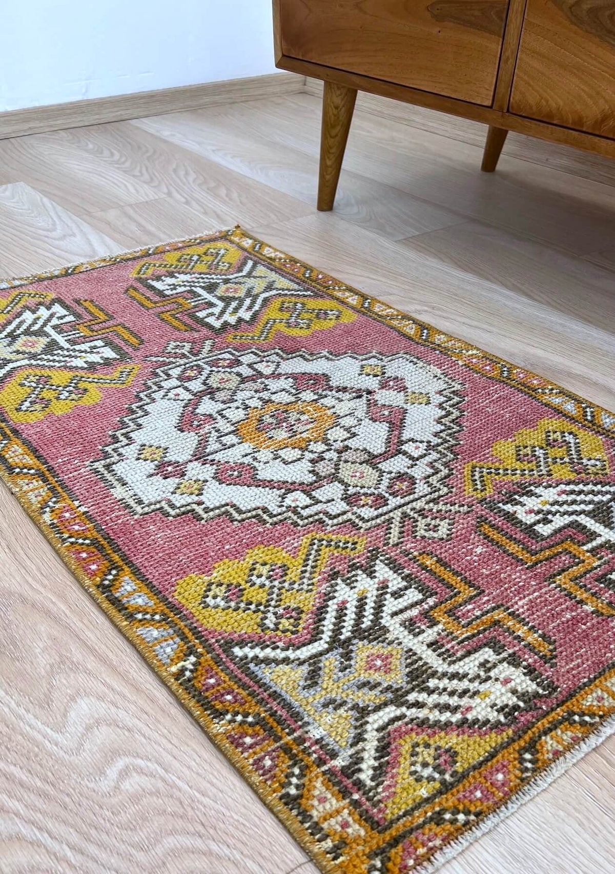 Lynette - Vintage Mini Pink Area Rug - kudenrugs