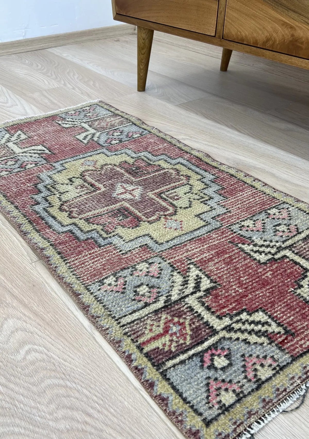 Mahalie - Vintage Mini Pink Area Rug - kudenrugs