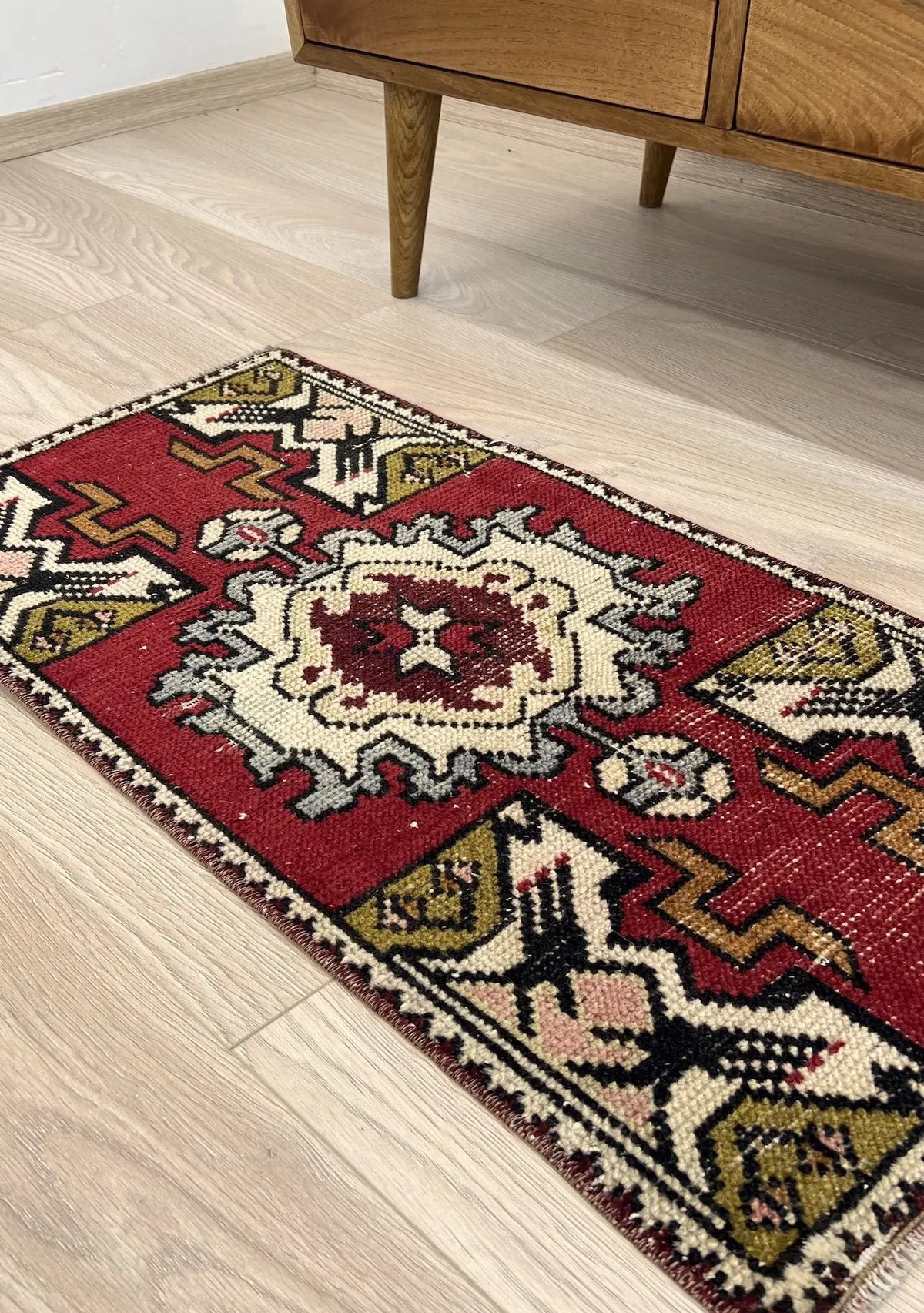 Patreece - Vintage Mini Red Area Rug - kudenrugs