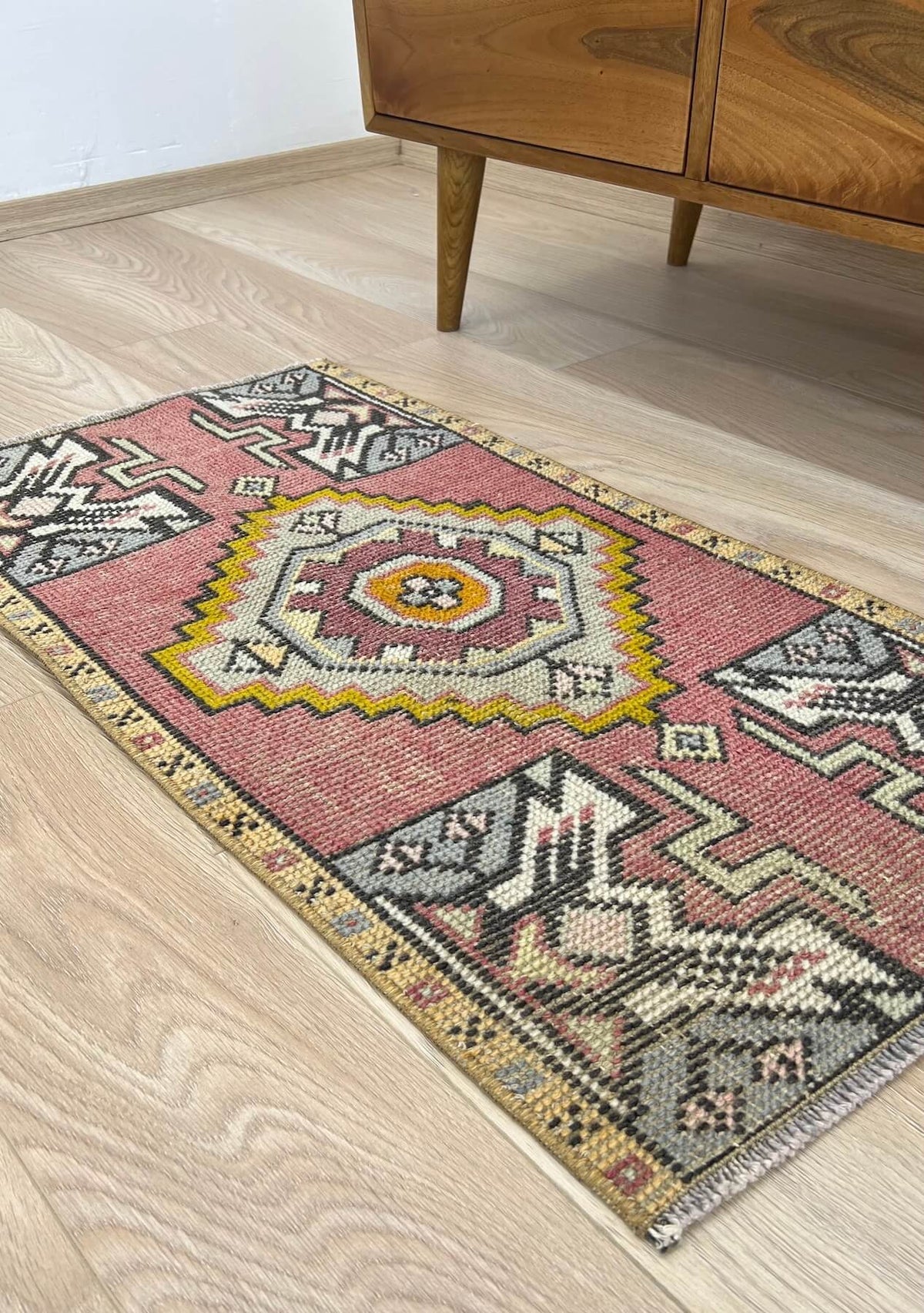 Sierra - Vintage Mini Pink Area Rug - kudenrugs