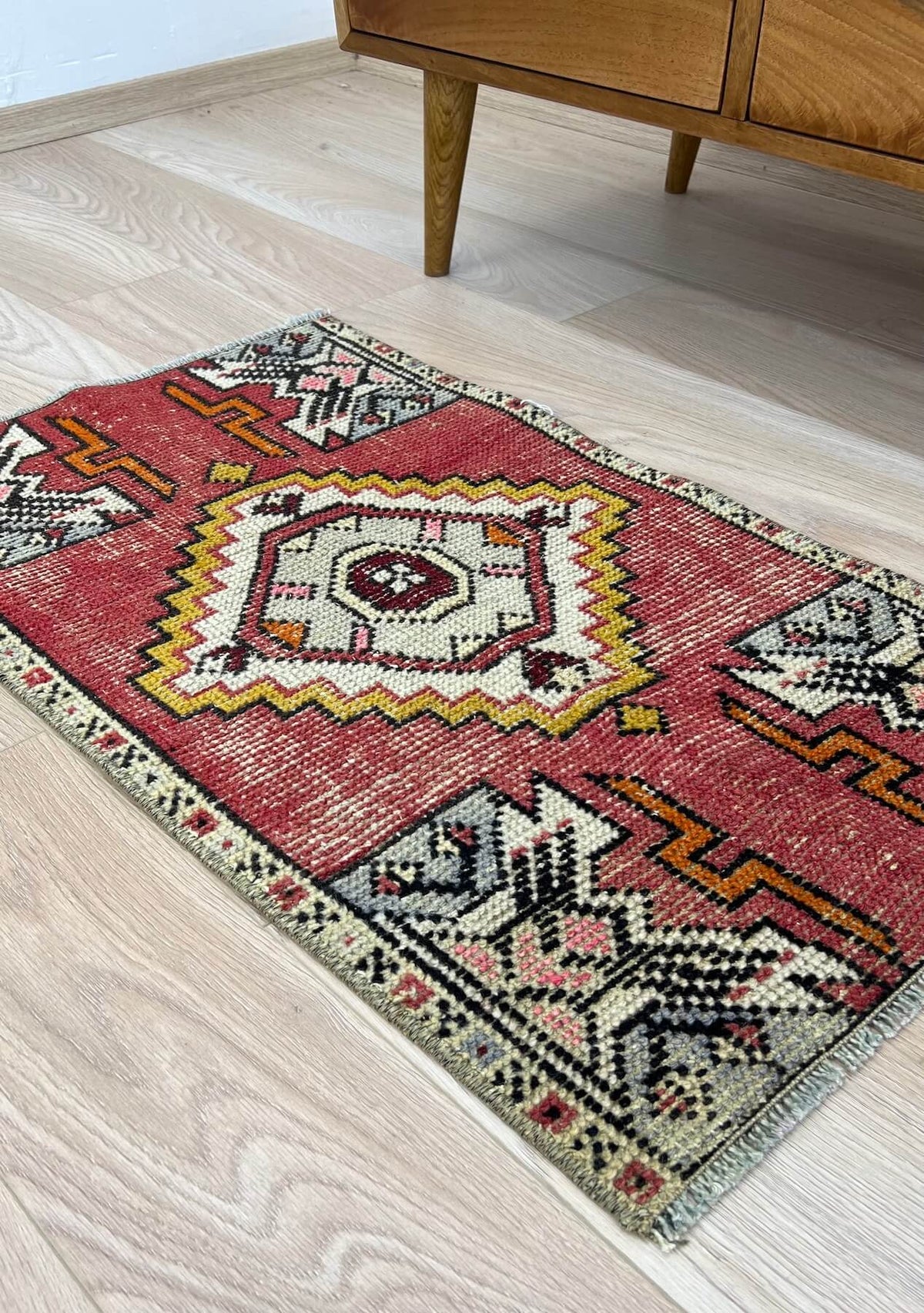 Talia - Vintage Mini Red Area Rug - kudenrugs