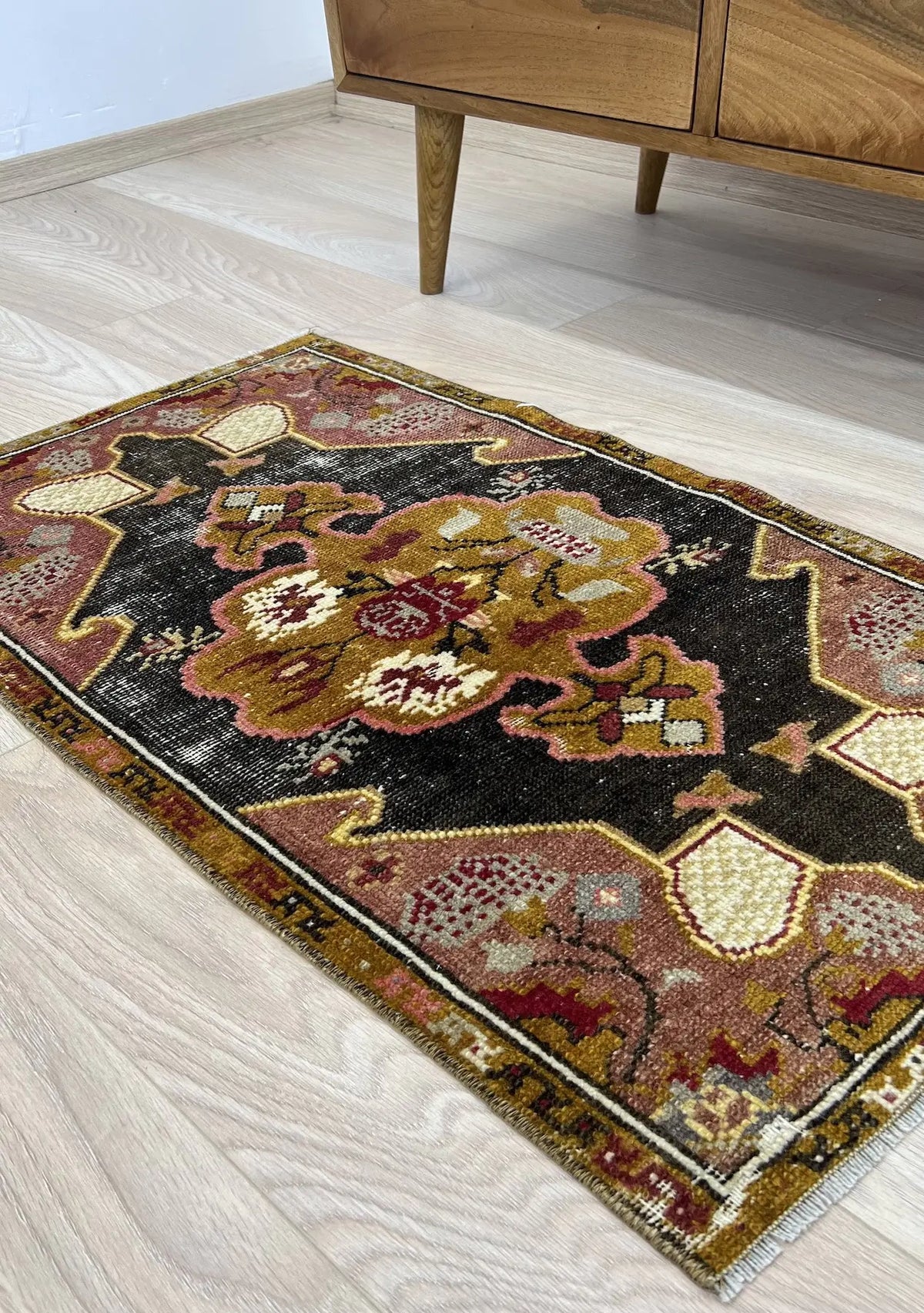Teri - Vintage Mini Black Area Rug - kudenrugs