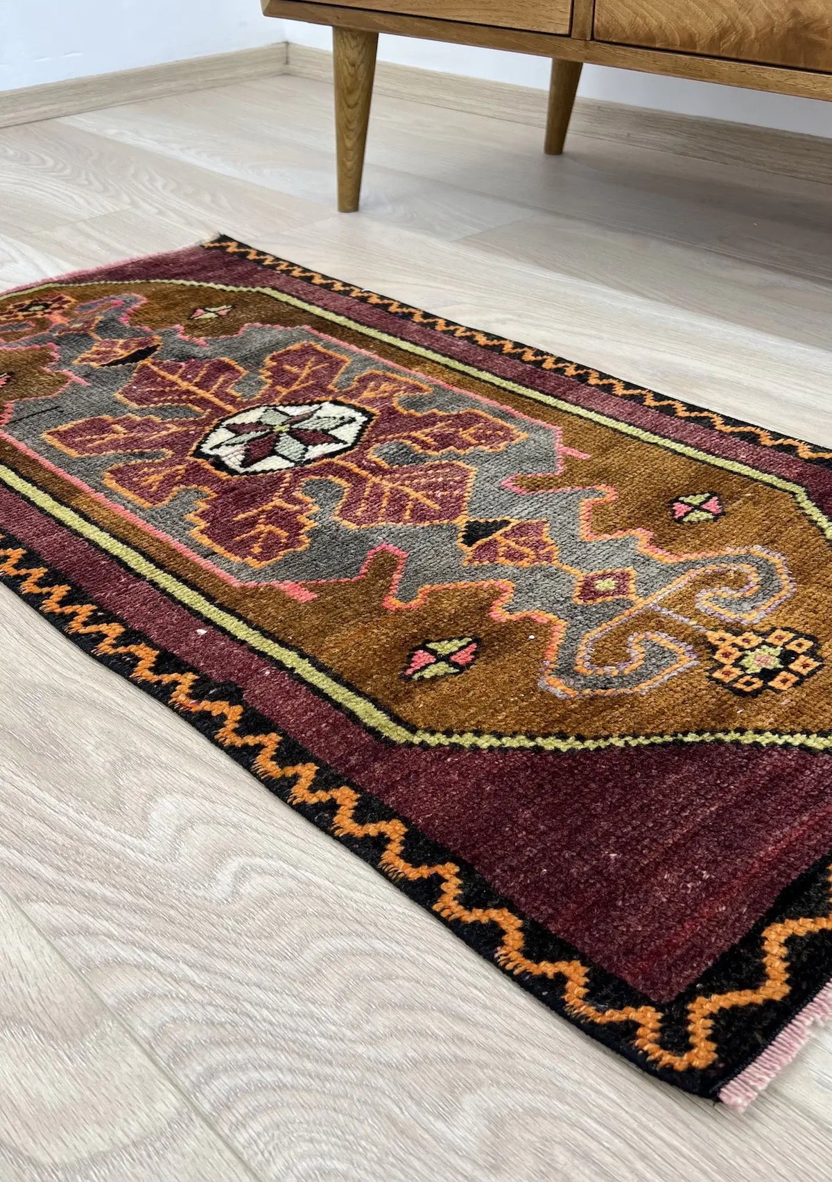 Vayle - Vintage Mini Pink Area Rug - kudenrugs