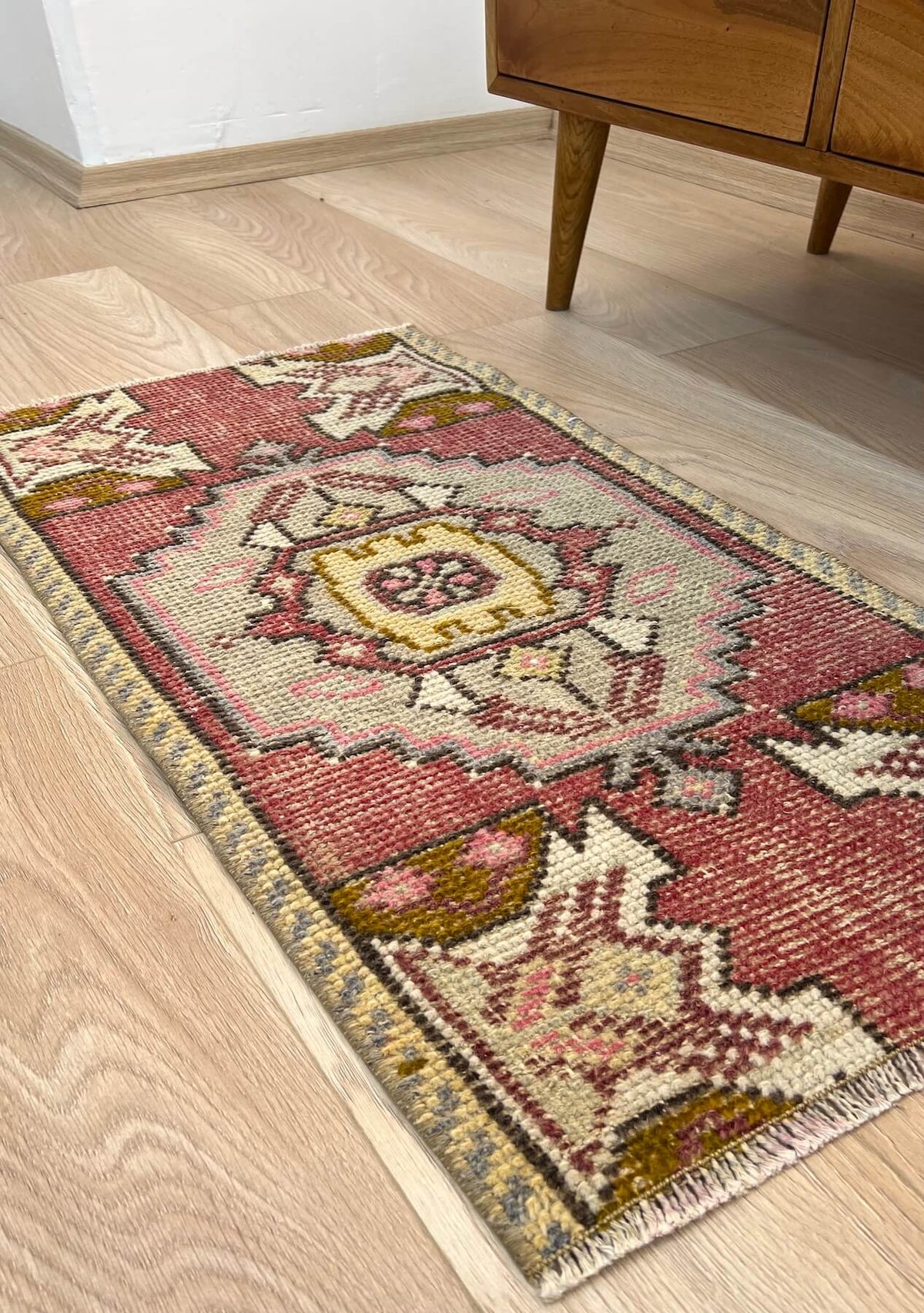 Venessa - Vintage Mini Pink Area Rug - kudenrugs