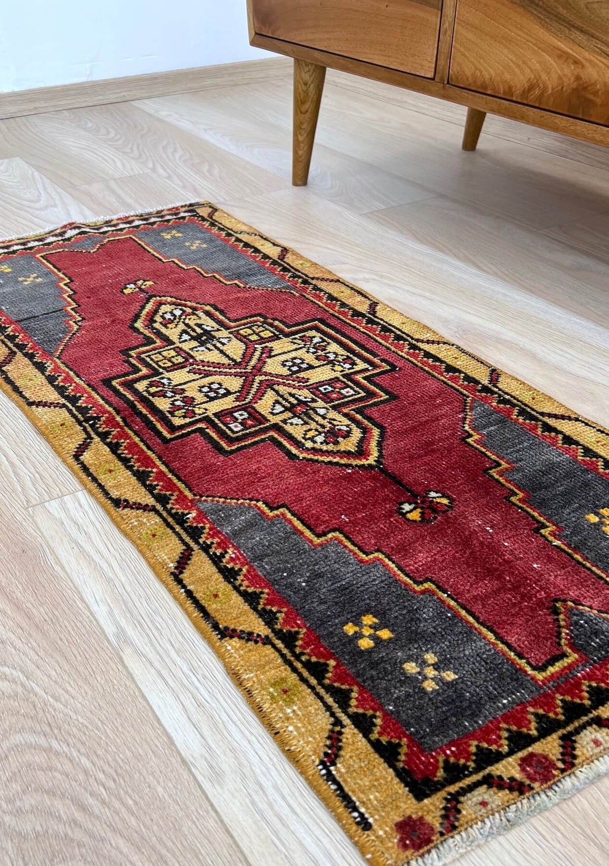 Violet - Vintage Mini Red Area Rug - kudenrugs