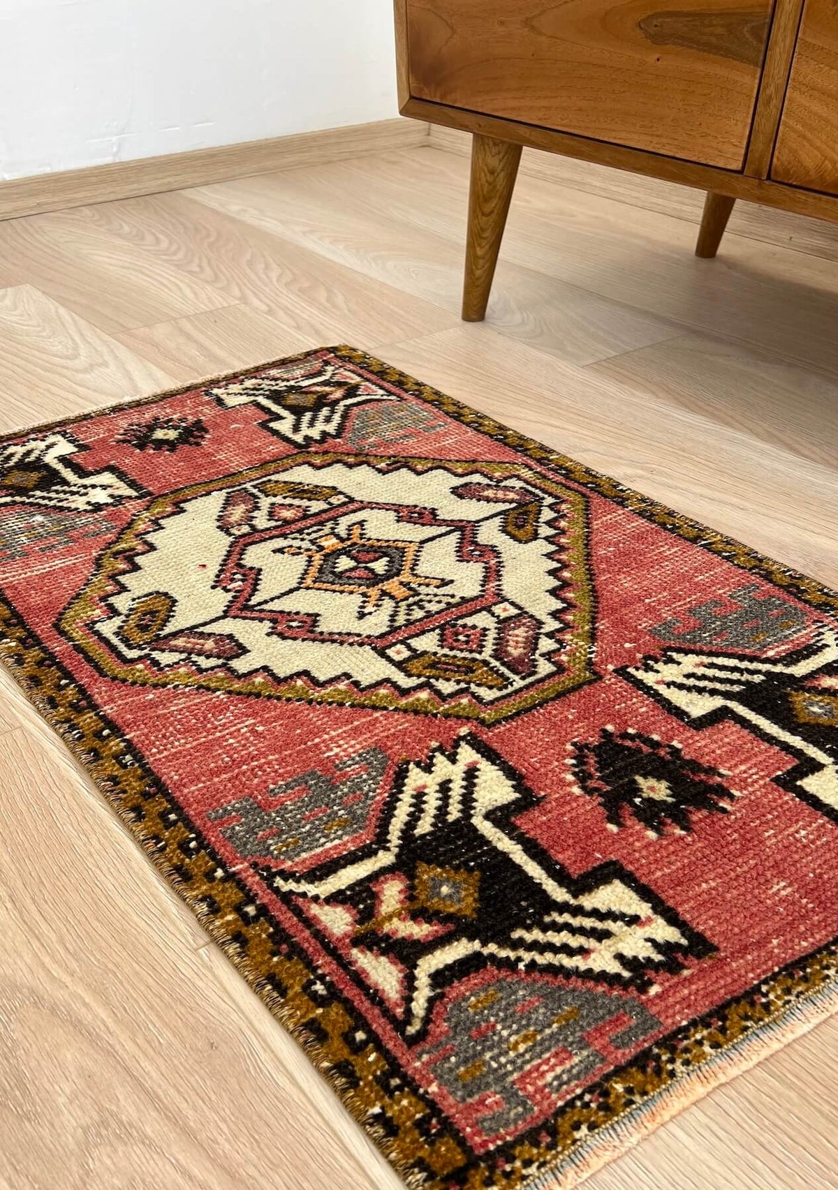 Zaria - Vintage Mini Pink Area Rug - kudenrugs