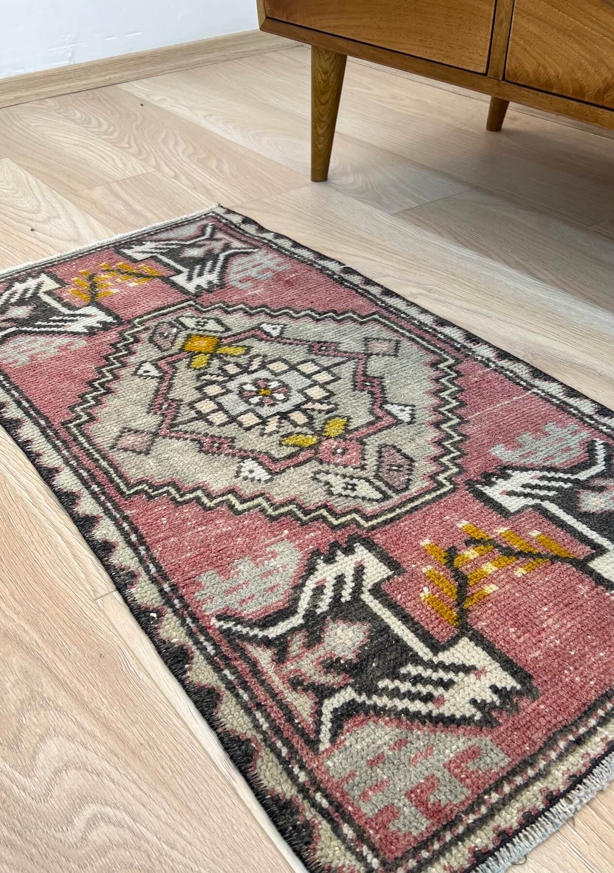 Zoya - Vintage Mini Pink Area Rug - kudenrugs
