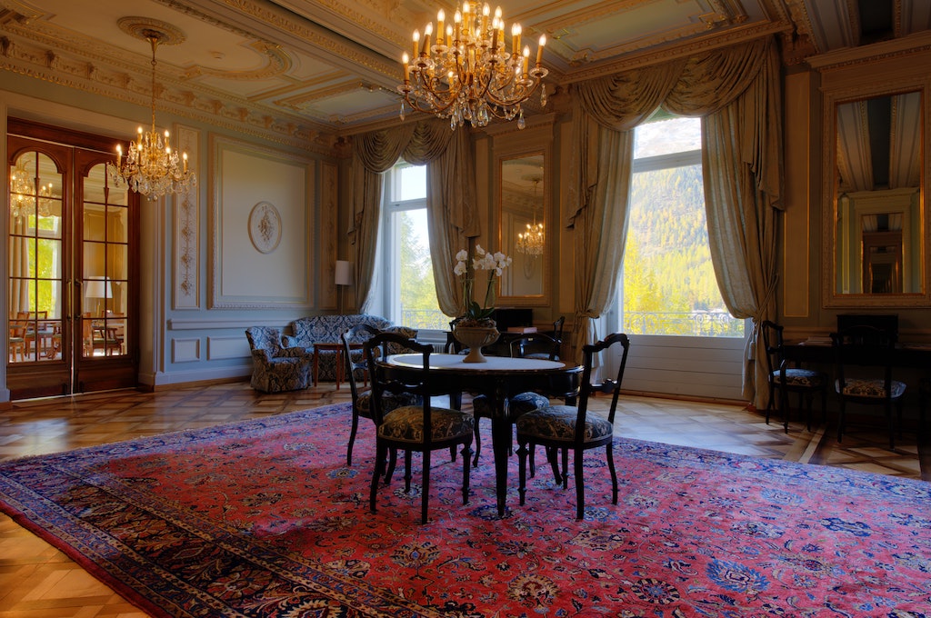 Living Room with Oversized Rug: Spacious room featuring a large area rug.