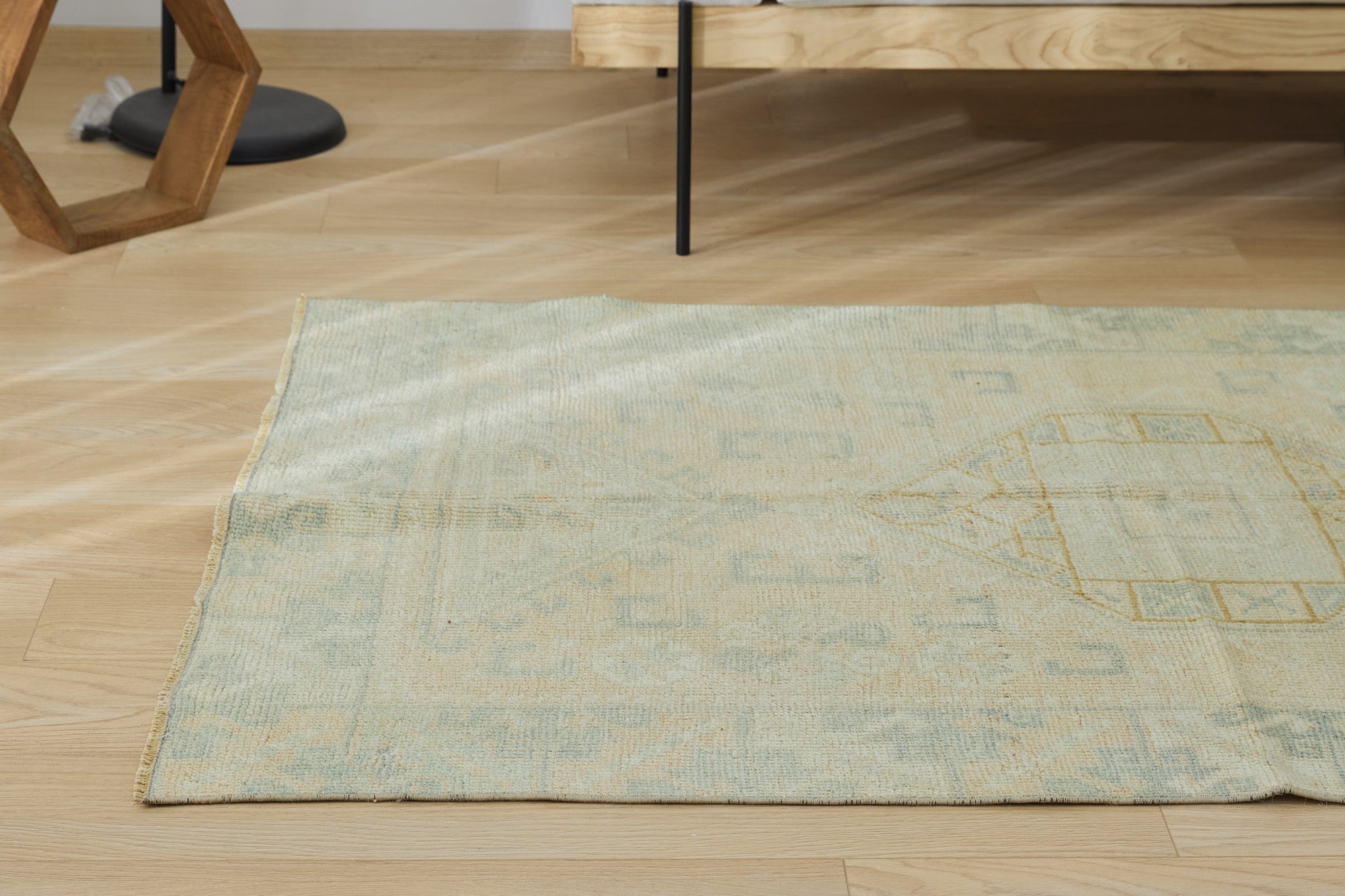 Aijha | Modern Vintage Fusion | Artisanal Medallion Carpet | Kuden Rugs
