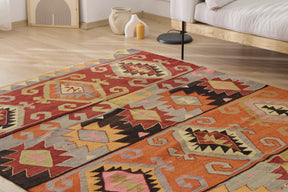 Enhance your decor with the striking Akira area rug. | Kuden Rugs