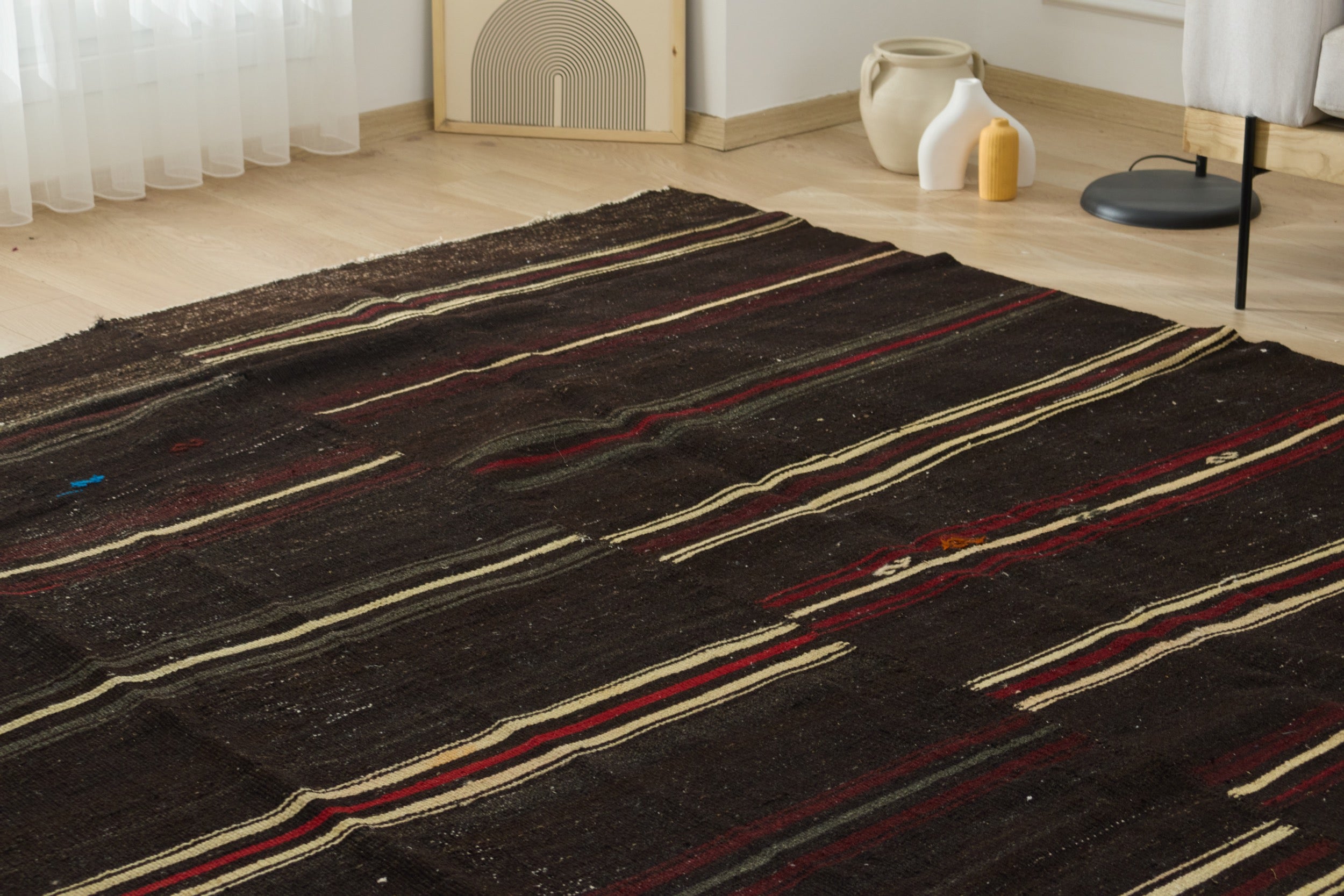 Cheyanne: A unique Turkish carpet with rich black tones. | Kuden Rugs